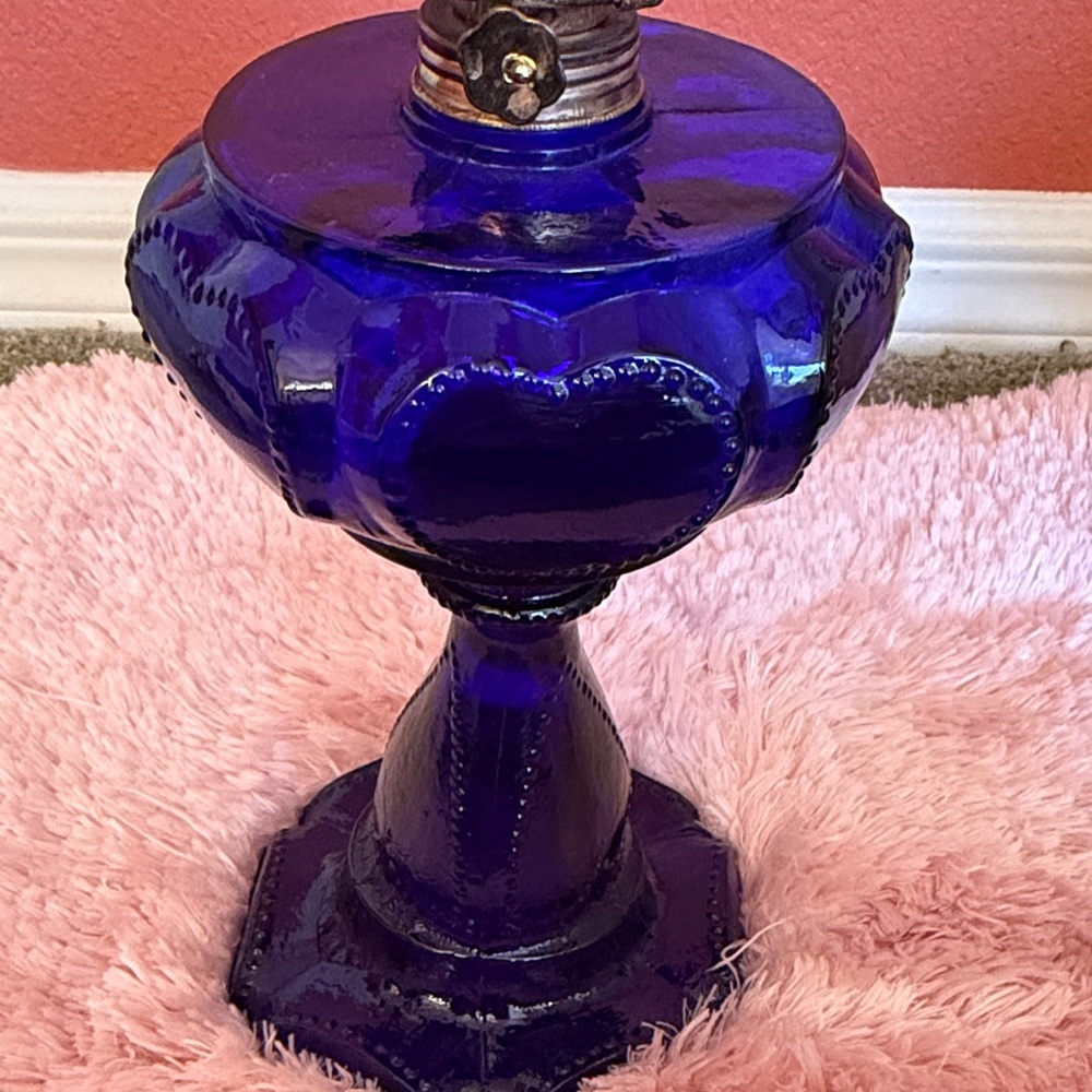 Pair of Antique Findlay Cobalt Blue Beaded Queen of Hearts Glass Oil lamps. - Picture 7 of 7